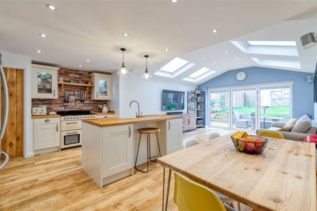 Manton Road, Hitchin, Hertfordshire 4 bed semidetached house £600,000