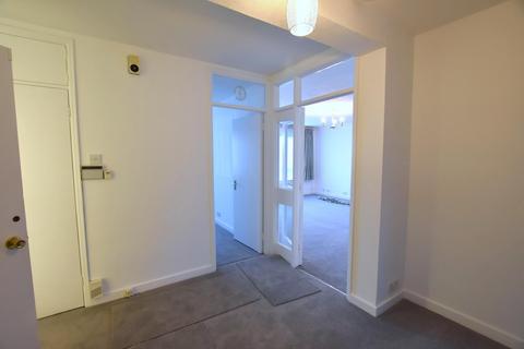 2 bedroom flat to rent, Chase Road, Oakwood N14