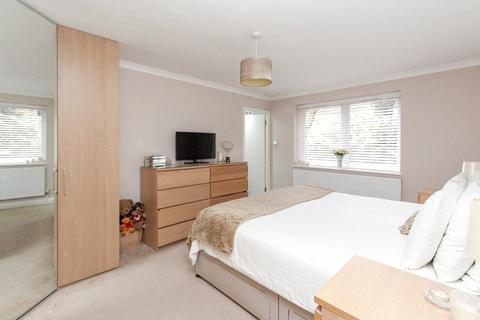 2 bedroom apartment for sale - Leamington House, Stonegrove, Edgware, HA8