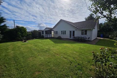 4 bedroom detached bungalow for sale, Church Lane, Frithelstockstone