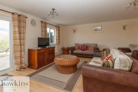 3 bedroom end of terrace house for sale, Wiltshire Crescent, Royal Wootton Bassett SN4 7