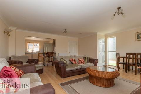 3 bedroom end of terrace house for sale, Wiltshire Crescent, Royal Wootton Bassett SN4 7