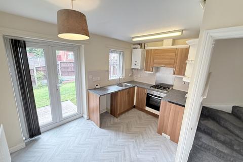 2 bedroom semi-detached house to rent, Traynor Close, Middleton