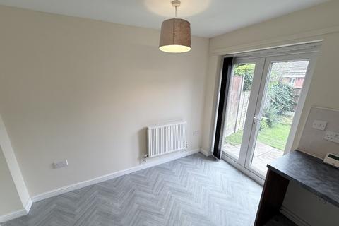 2 bedroom semi-detached house to rent, Traynor Close, Middleton