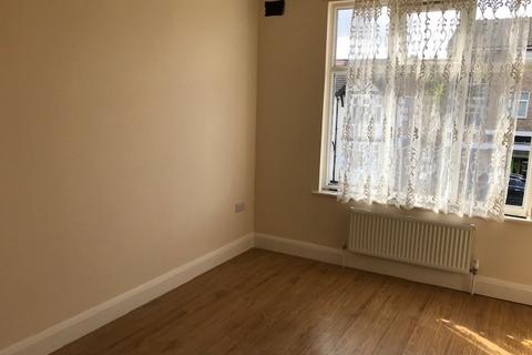 2 bedroom flat to rent, Bushey Heath, WD23