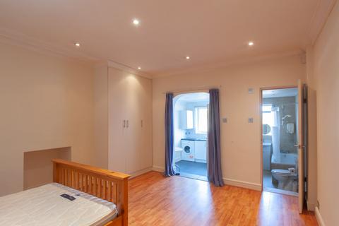 Studio to rent, Chiswick High Road, London