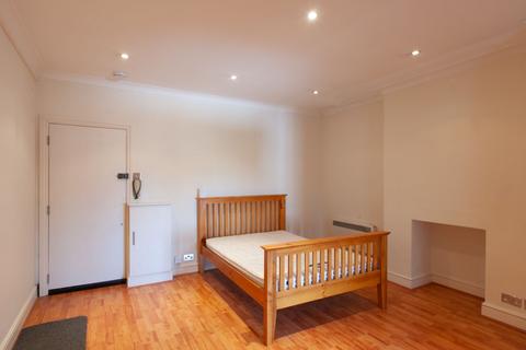 Studio to rent, Chiswick High Road, London