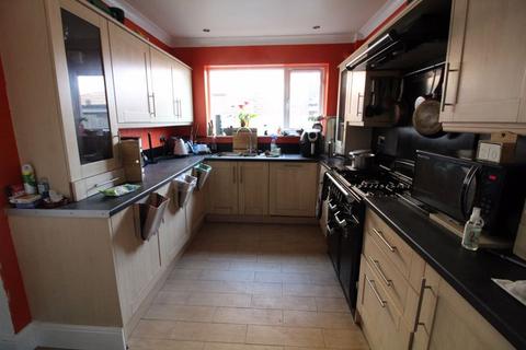 3 bedroom end of terrace house for sale, Strathmore Avenue, Luton