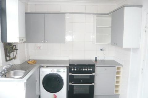 2 bedroom terraced house to rent, Cravan Avenue, Feltham
