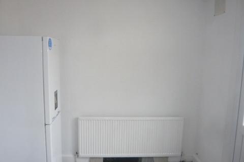 2 bedroom terraced house to rent, Cravan Avenue, Feltham