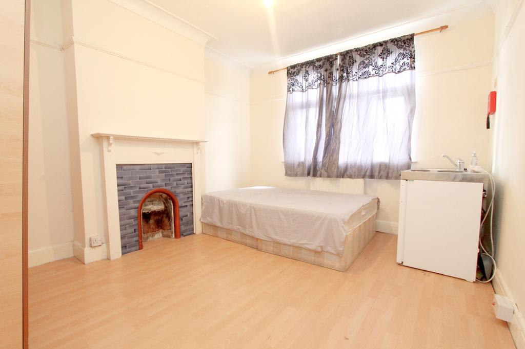 DAYBROOK ROAD, LONDON, SW19 5 bed house share £595 pcm (£137 pw)