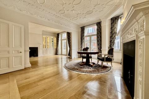 Wellington Court, Knightsbridge, London, SW1X