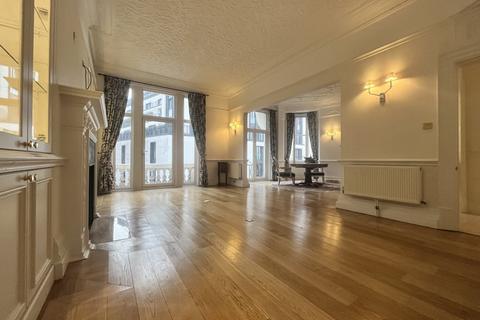 3 bedroom flat to rent, Wellington Court, Knightsbridge, London, SW1X