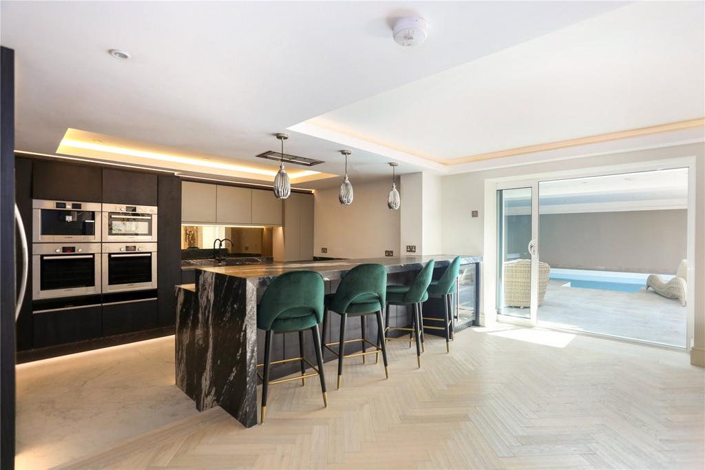 Kitchen/Pool