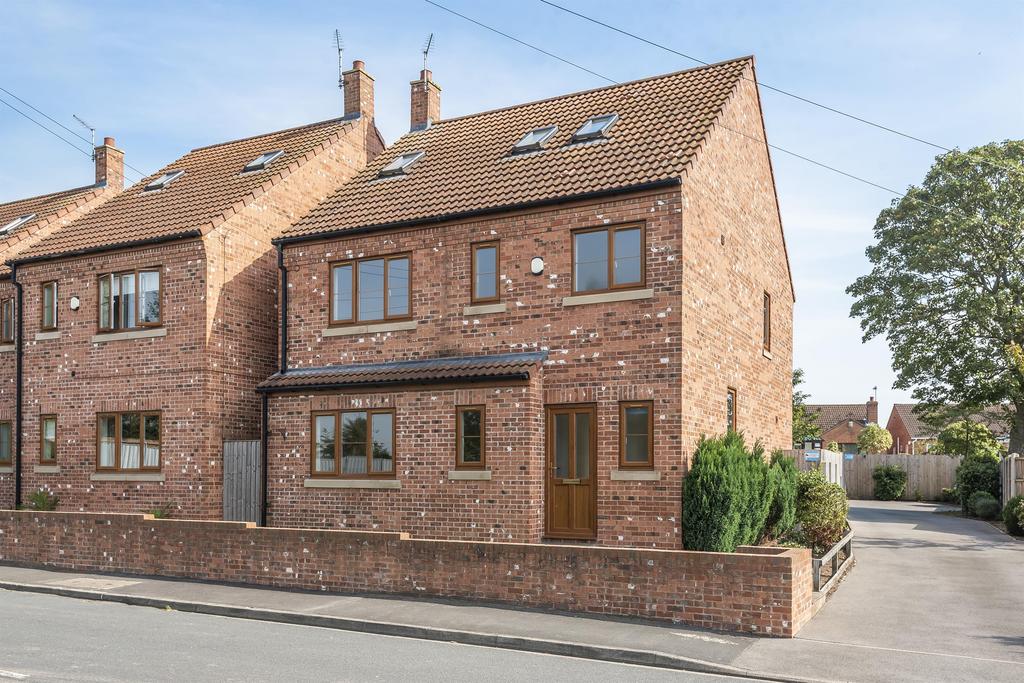 Brigg Lane, Camblesforth, Selby, YO8 8HS 4 bed detached house £275,000