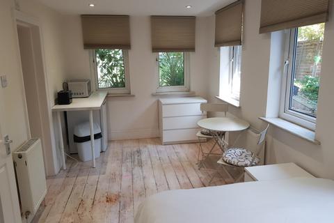 Studio to rent, Hale Lane, Mill Hill, NW7