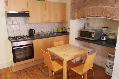 Studio to rent, Hale Lane, Mill Hill, NW7