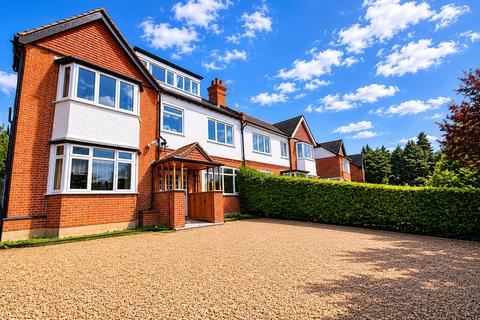 Studio to rent, Hale Lane, Mill Hill, NW7