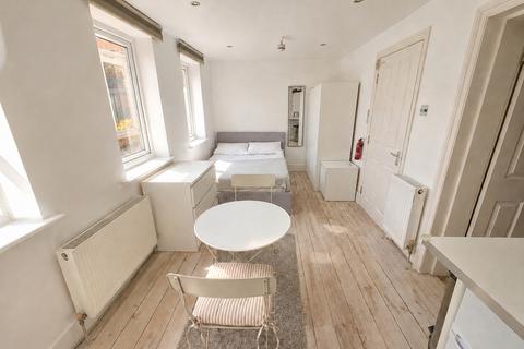 Studio to rent, Hale Lane, Mill Hill, NW7