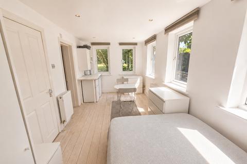 Studio to rent, Hale Lane, Mill Hill, NW7