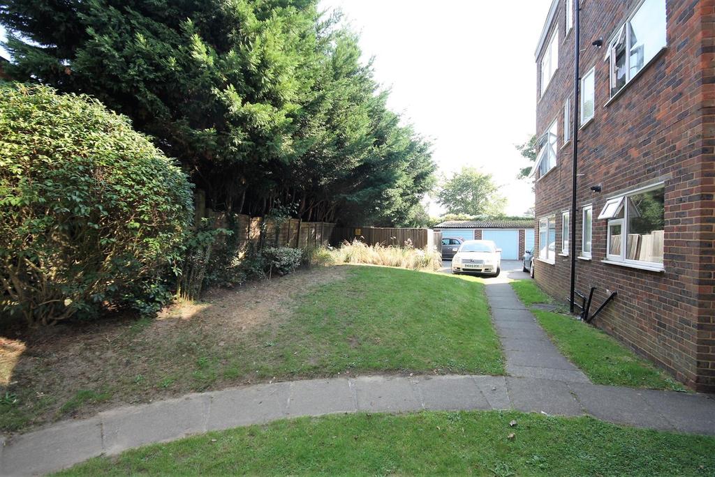 Barfield Court, Ladbroke Road, Redhill RH1 2 bed apartment for sale £