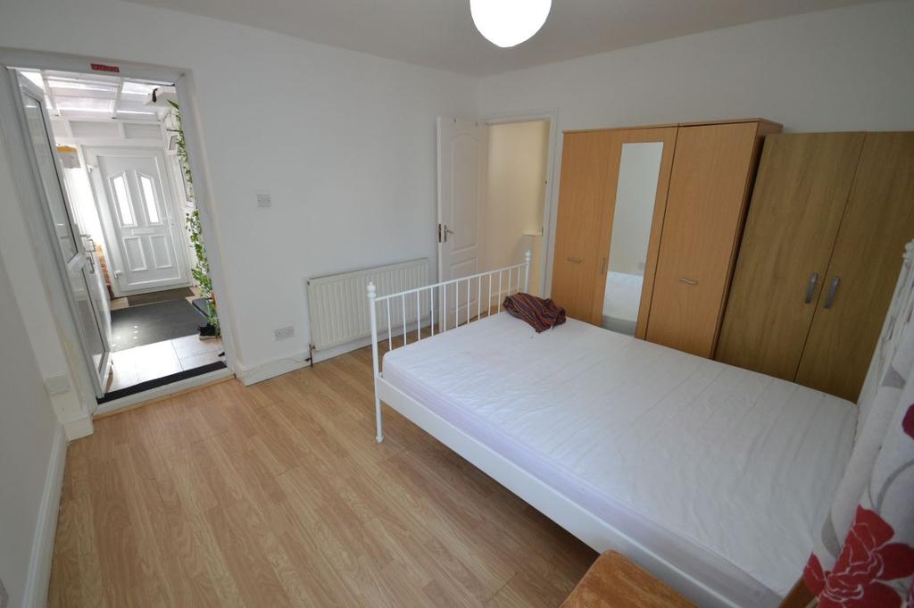 Farmway, Dagenham Studio £950 pcm (£219 pw)