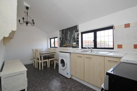 3 bedroom apartment to rent, Market Place, Abridge