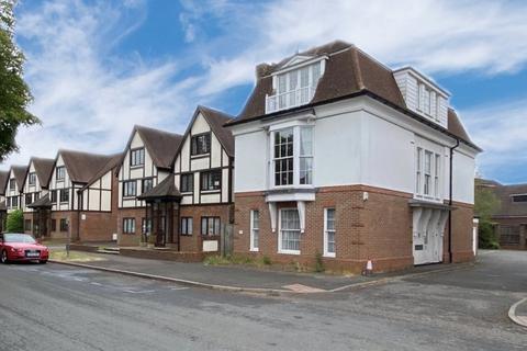 2 bedroom apartment to rent, Warwick Road, Beaconsfield, HP9