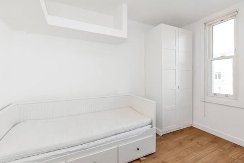 Studio to rent, Warwick Rd, Earls Court SW5