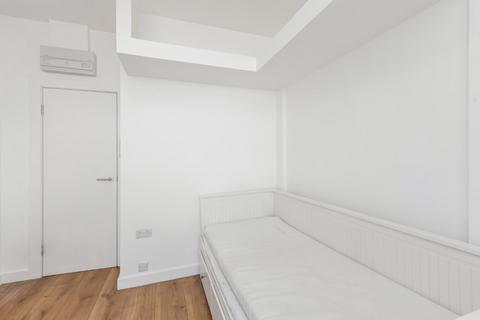 Studio to rent, Warwick Rd, Earls Court SW5