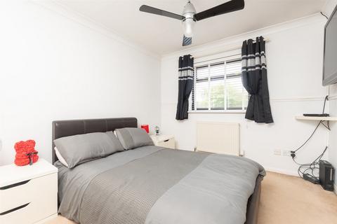 2 Apsledene, Gravesend, DA12 5ED