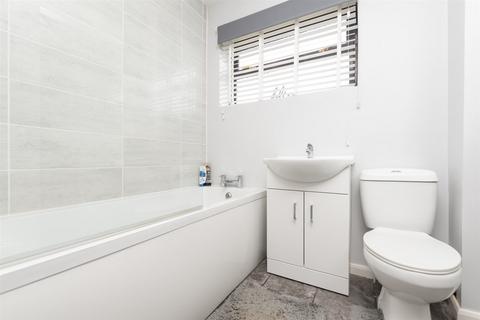 2 Apsledene, Gravesend, DA12 5ED