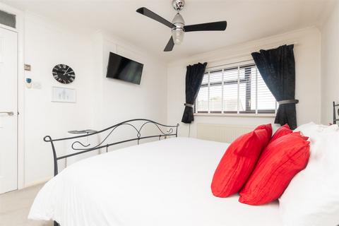2 Apsledene, Gravesend, DA12 5ED