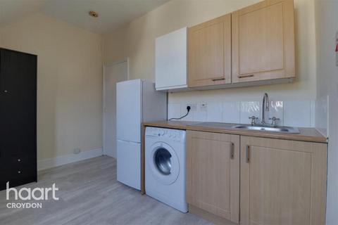 Studio to rent, Temple Road, Croydon