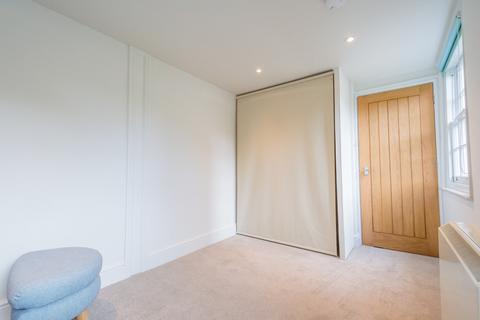 Studio to rent, Lansdown Crescent