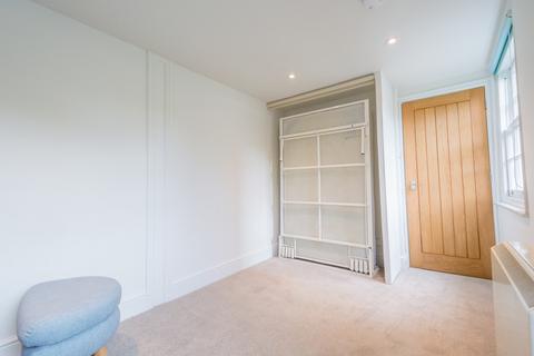 Studio to rent, Lansdown Crescent