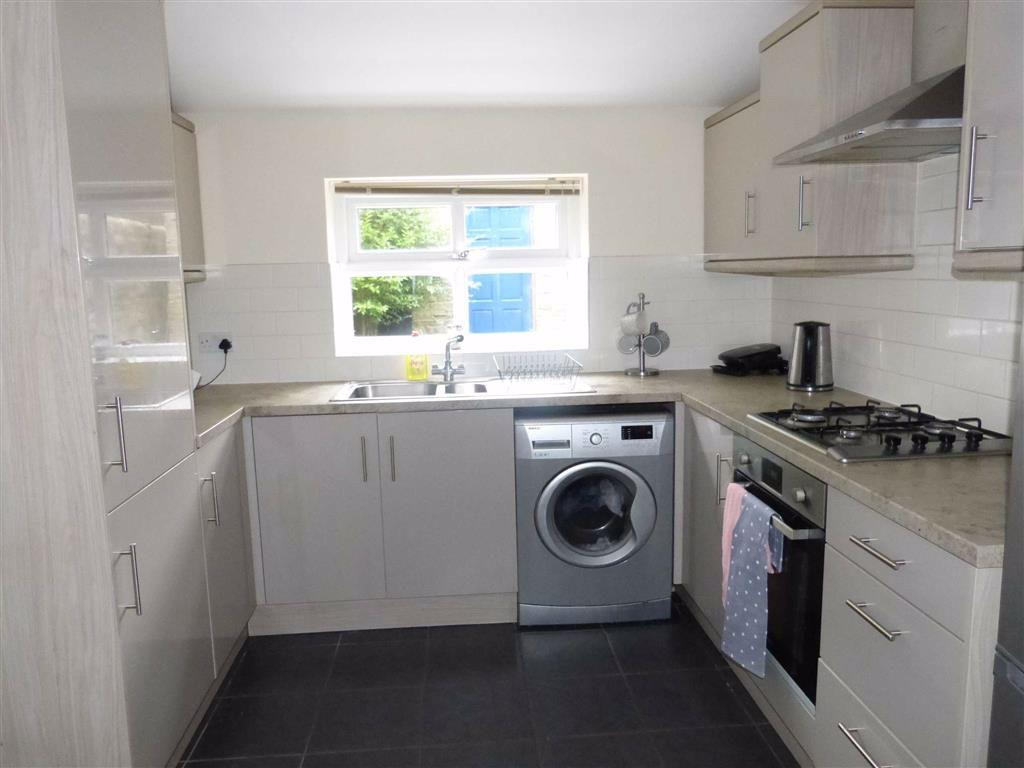 Gladstone Street, Glossop 3 bed terraced house £725 pcm (£167 pw)