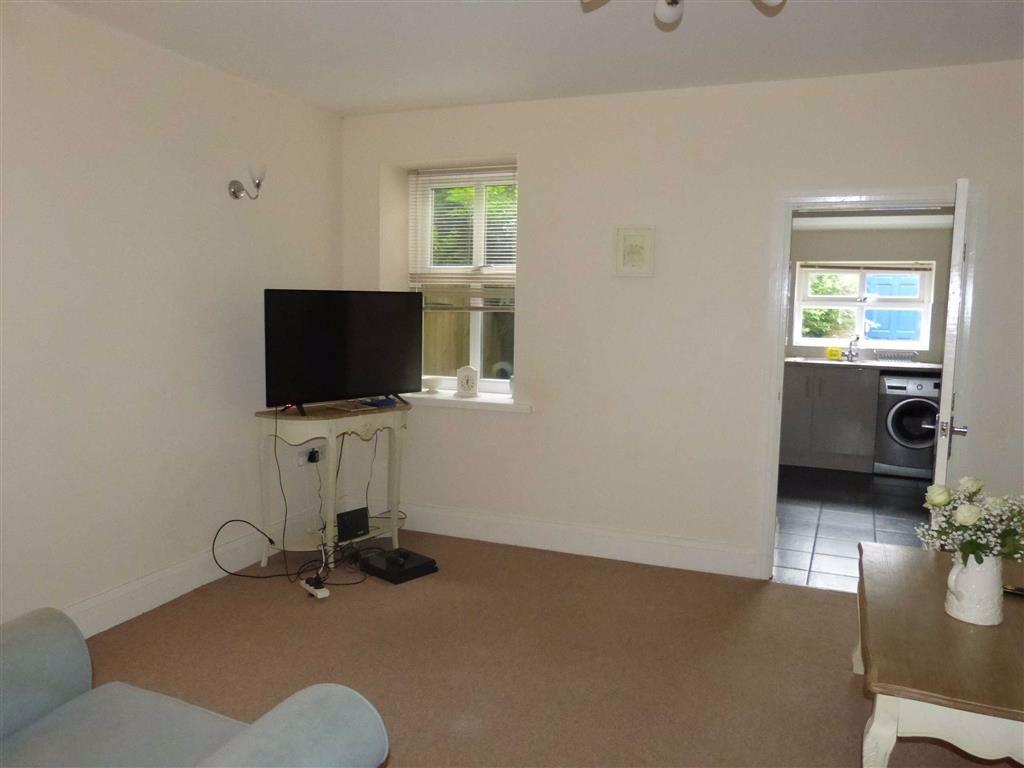 Gladstone Street, Glossop 3 bed terraced house £725 pcm (£167 pw)