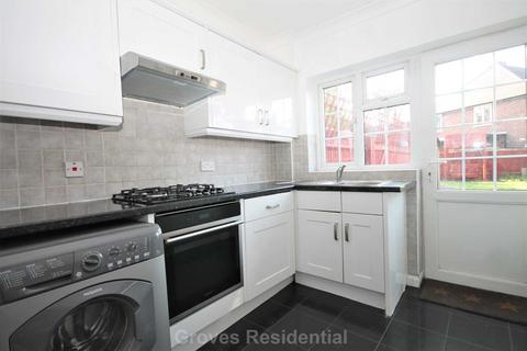 3 bedroom semi-detached house to rent, Claremont Avenue, New Malden