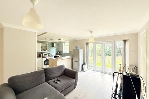 2 bedroom ground floor maisonette to rent, Ford Court, Beaulieu Road