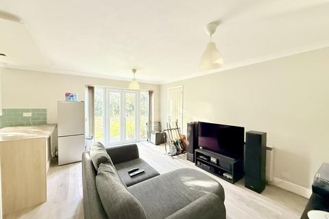 2 bedroom ground floor maisonette to rent, Ford Court, Beaulieu Road