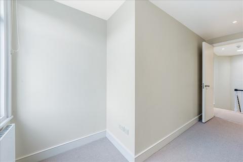 19d Askew Road, London, W12 9AD