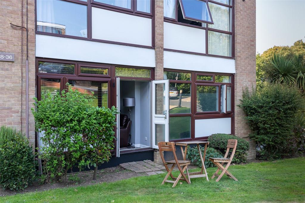 Beechcroft Manor, Weybridge, Surrey, KT13 2 bed apartment £300,000