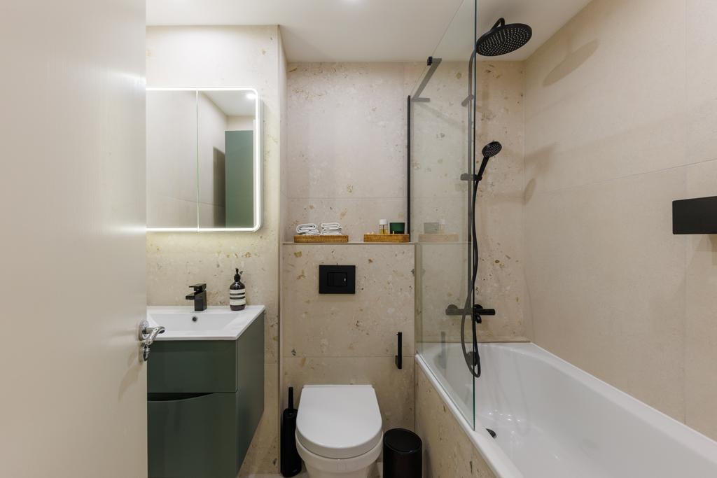 Main Bathroom (2)