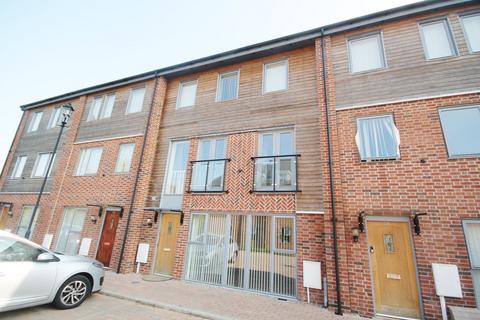 5 bedroom terraced house to rent - Sangha Close, Leicester