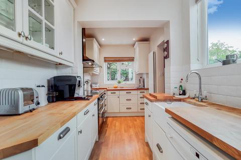 122 Clay Hill, Enfield, EN2 9AE