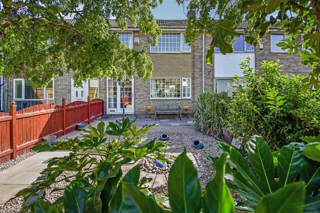 Marsdale, Sutton Park, Hull, East Yorkshire, HU7 3 bed terraced house