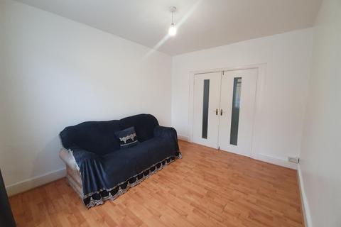 3 bedroom terraced house to rent, Wimborne Road, Dallow Area, Luton, LU1