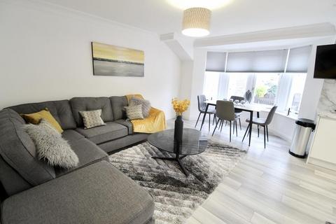 2 bedroom flat to rent, Queens Road, Top Floor, AB15
