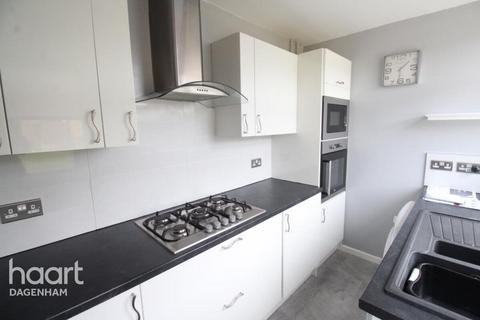 3 bedroom terraced house to rent, Hunters Hall Road, Dagenham